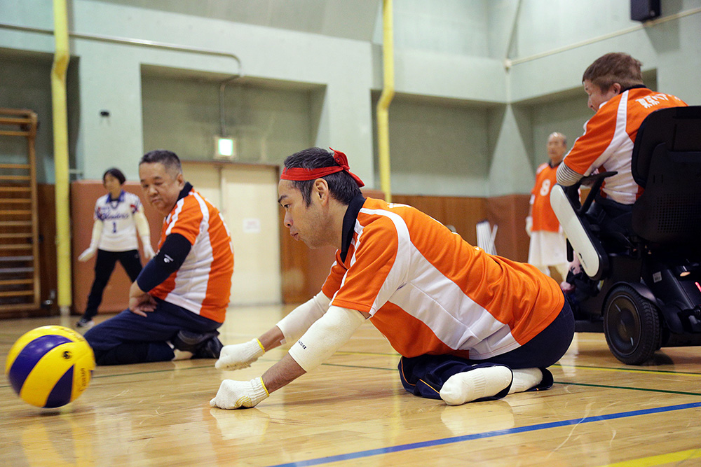 重度障害の選手は手足の震えにより2打連続で打ってしまった場合、「緩和措置」がとられる。赤いハチマキの着用が義務付けられている