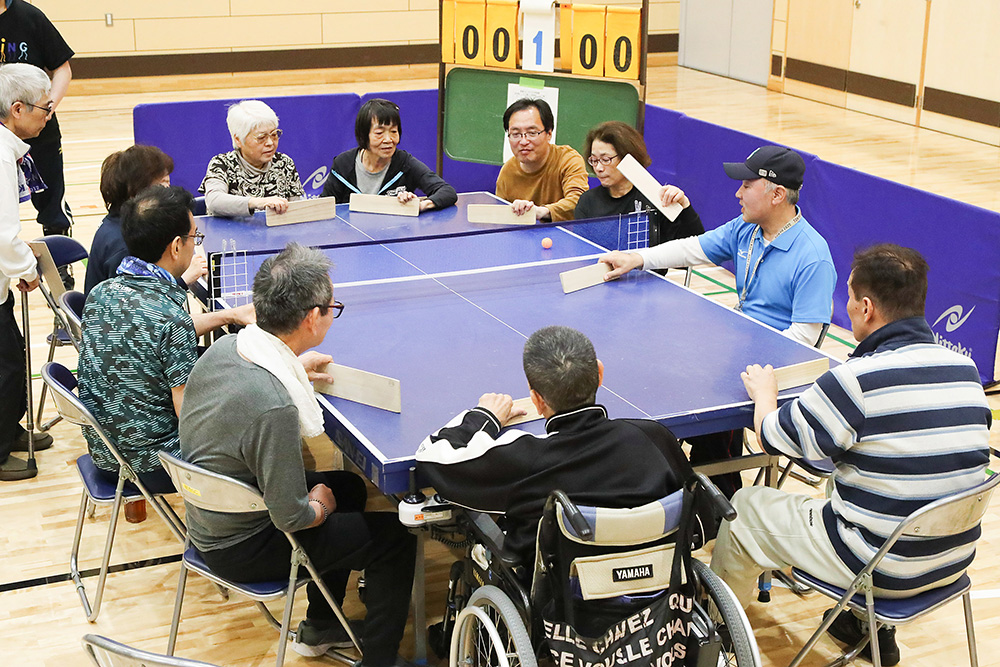 練習の様子。ボールはネット下を通過させて相手コートに返球する